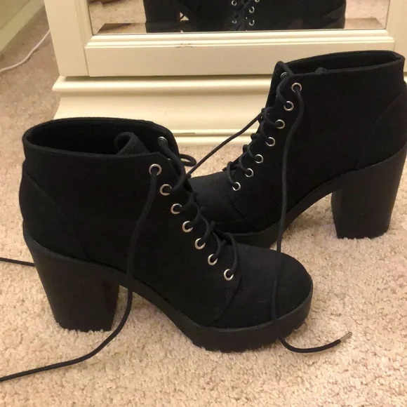 black lace up ankle boots / heeled combat booties - Picture 3 of 9